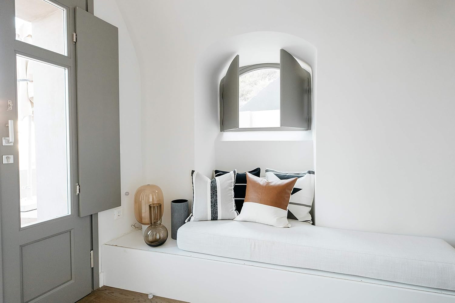 - Modern & Luxurious 18" X 18" Decorative Leather Throw Pillow Covers - Durable Quality & Machine Washable - 100% Polyester Faux Leather, Zulu Design - 4 Pack